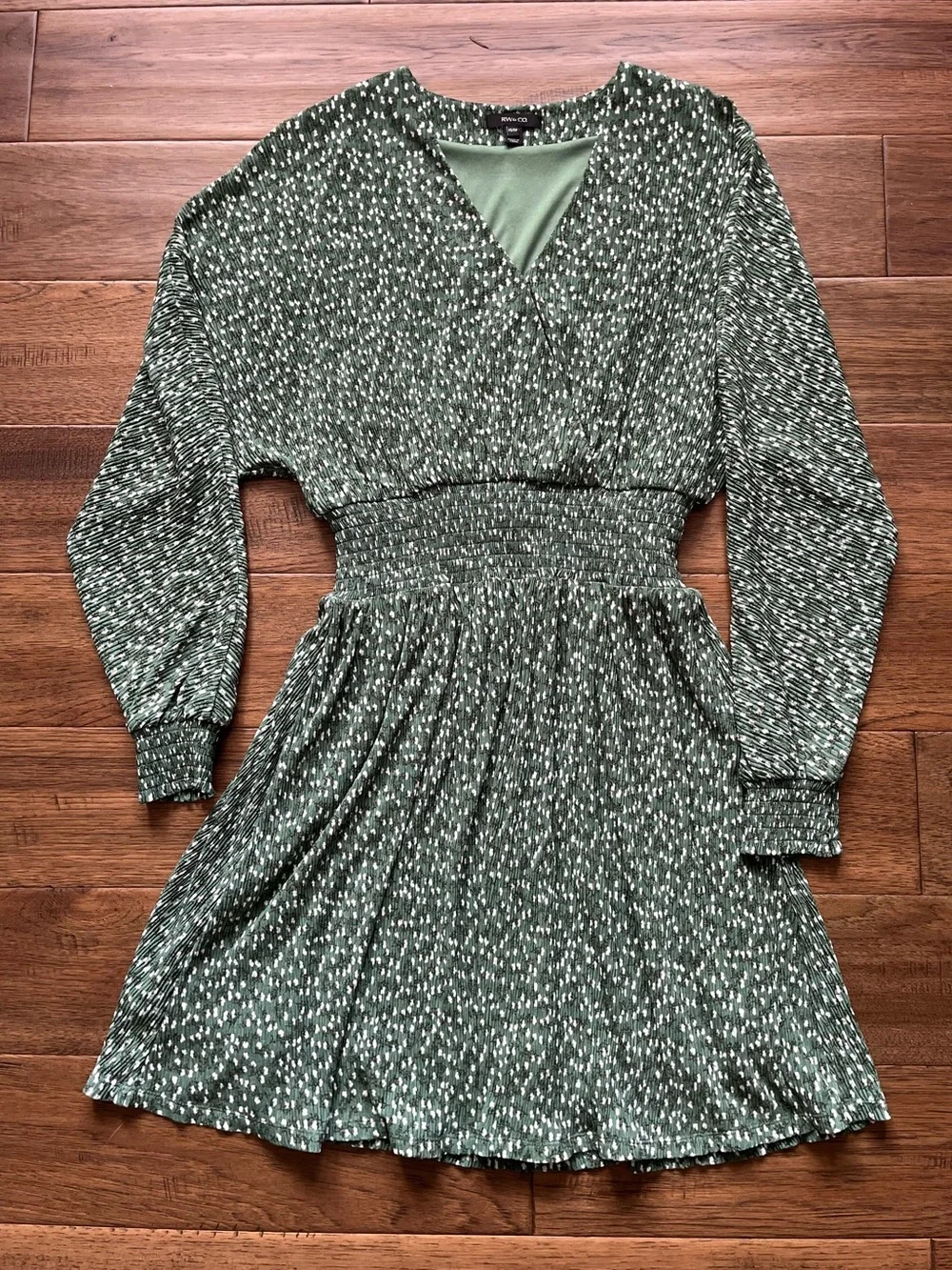 RW&CO. Green V-Neck Smocked-Waist Long Sleeve Dress XS - Picture 13 of 15